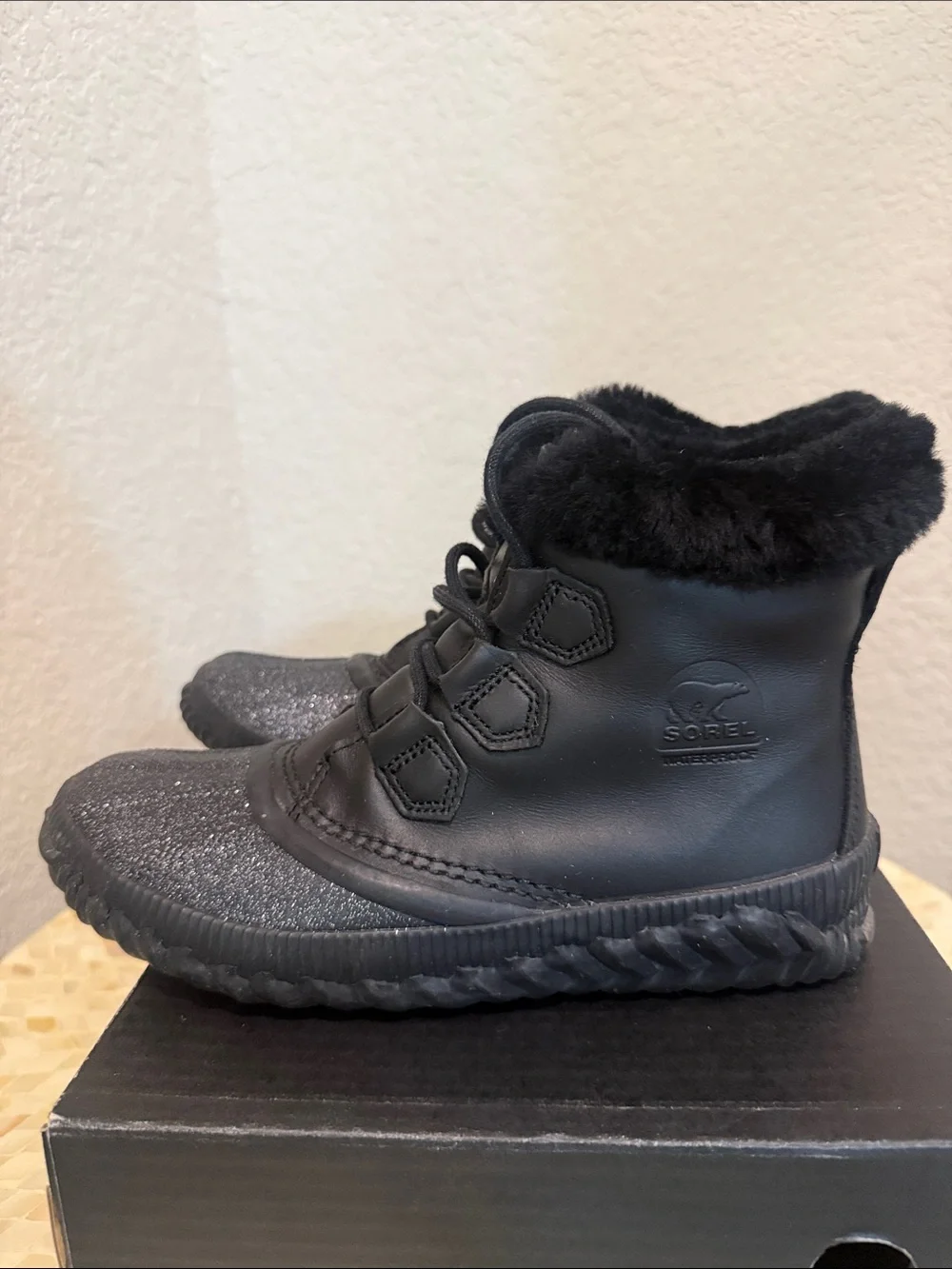 Sorel Black womens Out N About Plus Lux Boot size 7.5